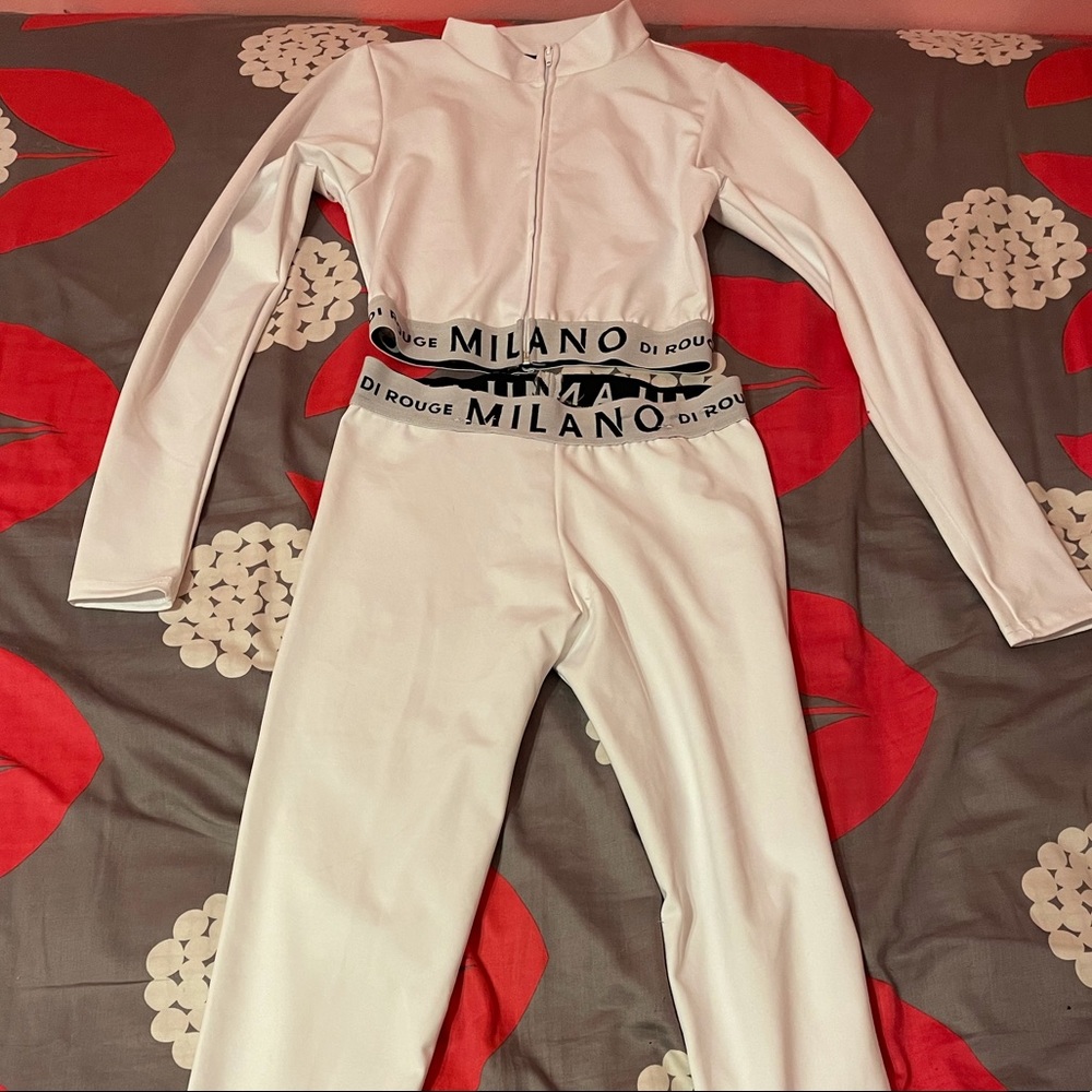 Milano discontinued set ! Size M. Color white, with gray band and black wording
